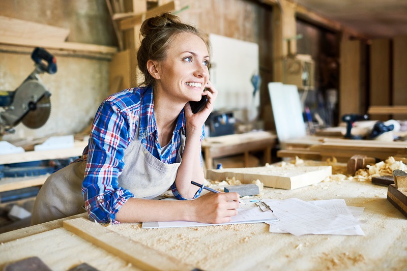 KMU-Unternehmerin am Telefon