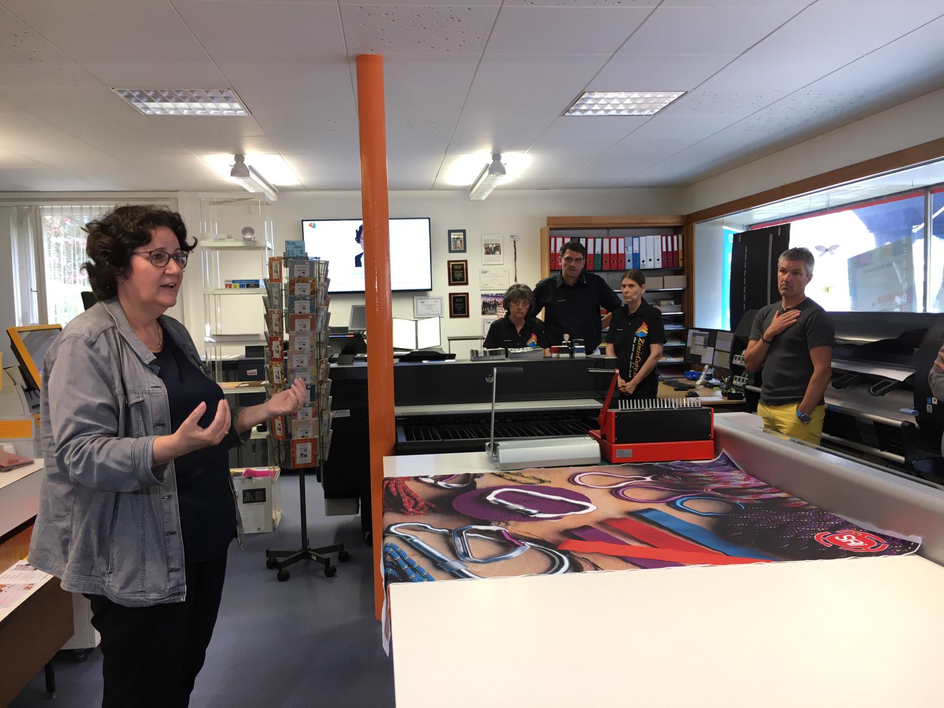 Jolanda Brunner, Gemeindepräsidentin Spiez begrüsst die Gäste am Tage der offenen Tür von Zimiskopi GmbH