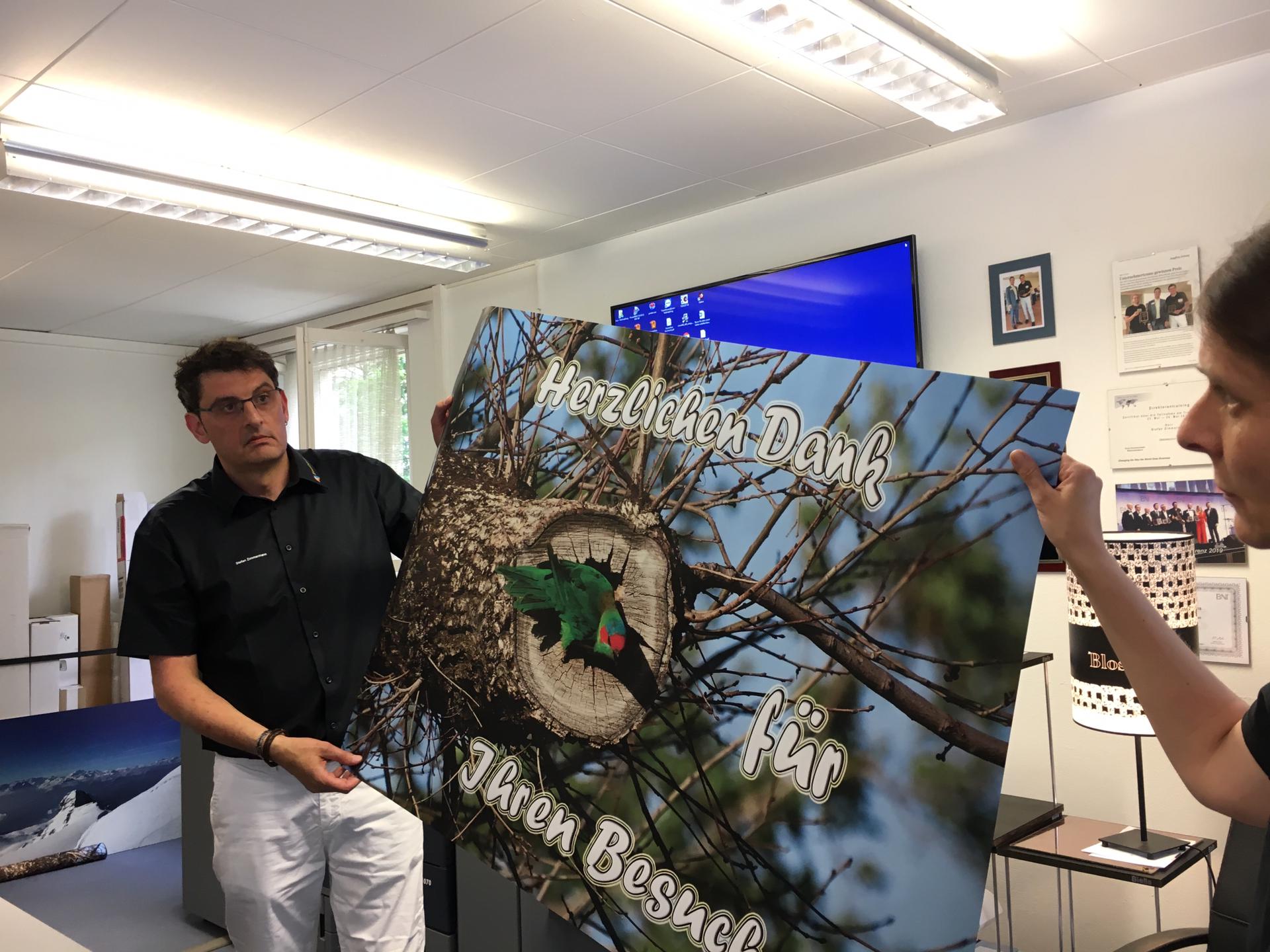 Stefan Zimmermann, Zimiskopi GmbH präsentiert ein Druckergebnis vom Schuadrucken